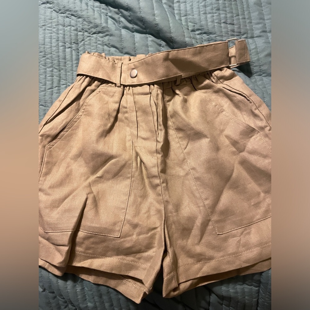 NWOT J.O.A. Tan Cargo Shorts with Relaxed Fit Wide Waistband Small Preppy Basic